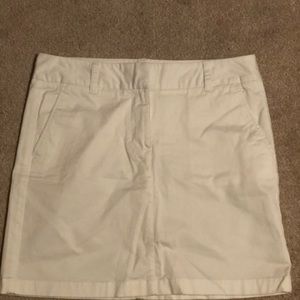 white vineyard vines skirt!